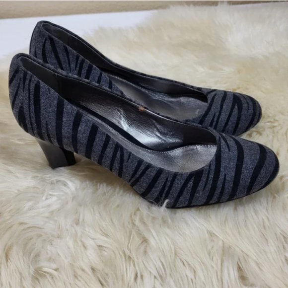 Liz Claiborne Johnnie Gray Zebra Pump Heels - Picture 9 of 12